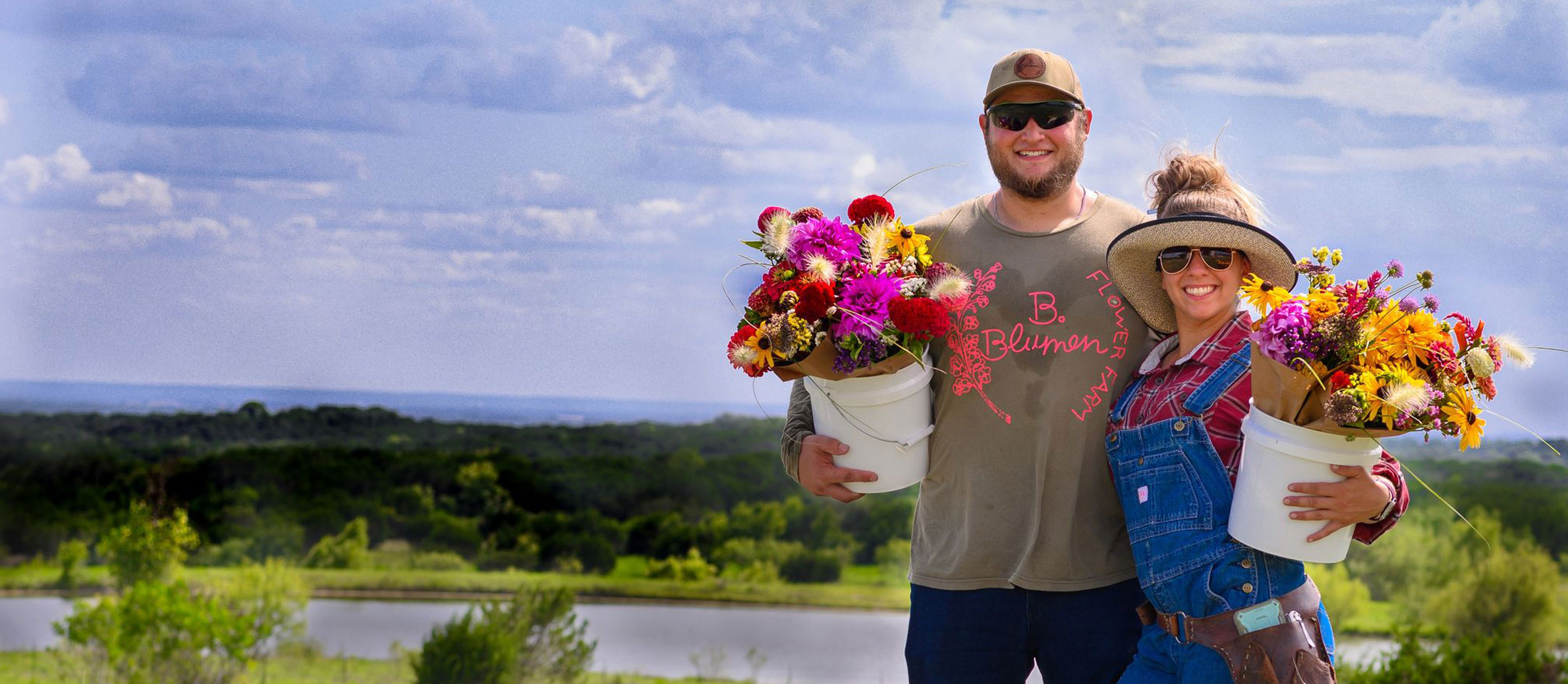 Hombre y mujer con balde de flores.